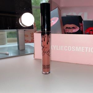 Kylie Matte Liquid Lipstick (Color: Twenty)